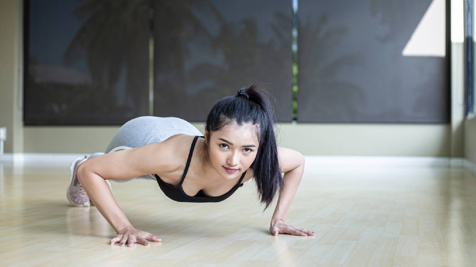 Uma mulher fazendo flexões