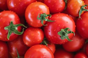 Conheça os benefícios do tomate para dores menstruais